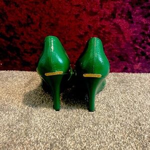 Guess green wedge heals